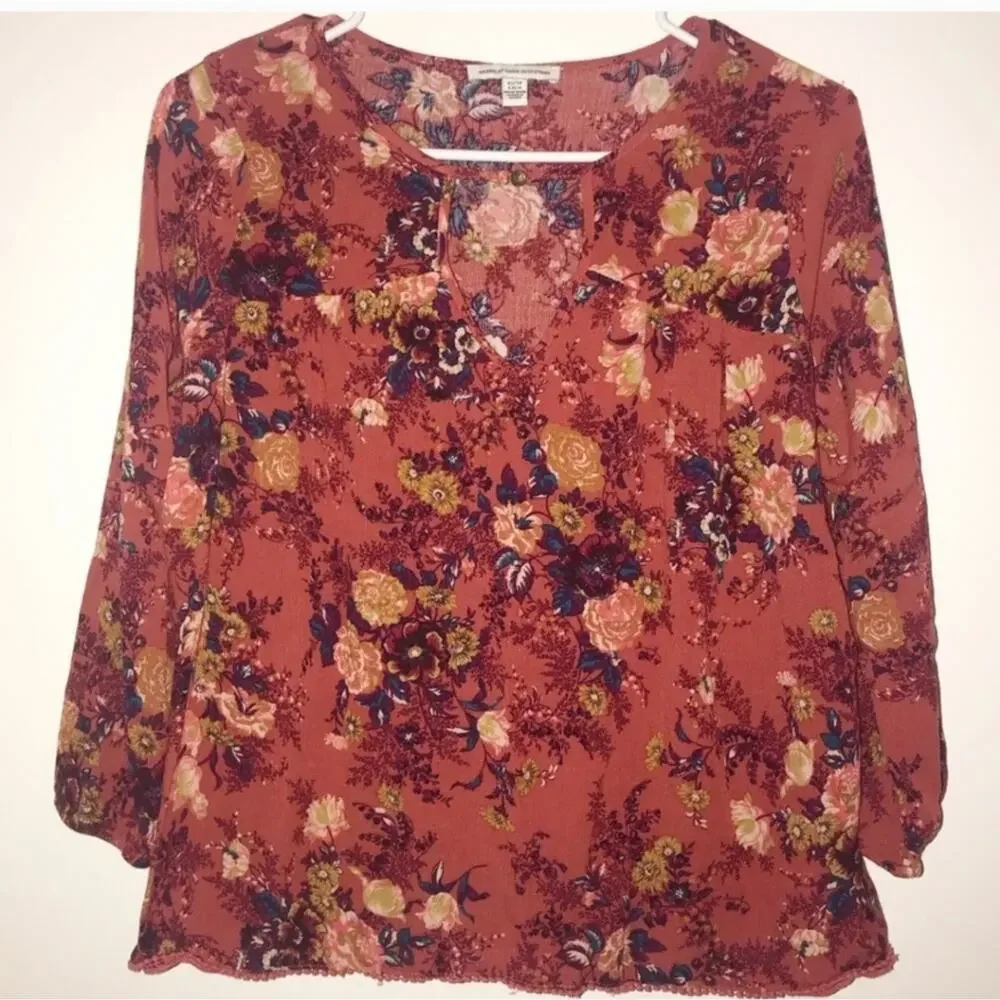 American Eagle Burnt Orange Colored Floral Blouse with Key Hole Opening XS